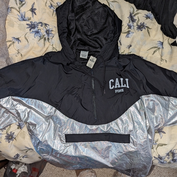 Lightweight nylon oversized jacket with hood. Repels wind and rain - Picture 1 of 3